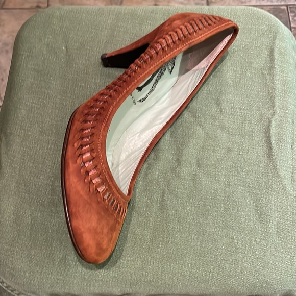 Belle by Sigerson Morrison, brown with ribbon stitch. Size 9B made in Italy - Picture 2 of 4